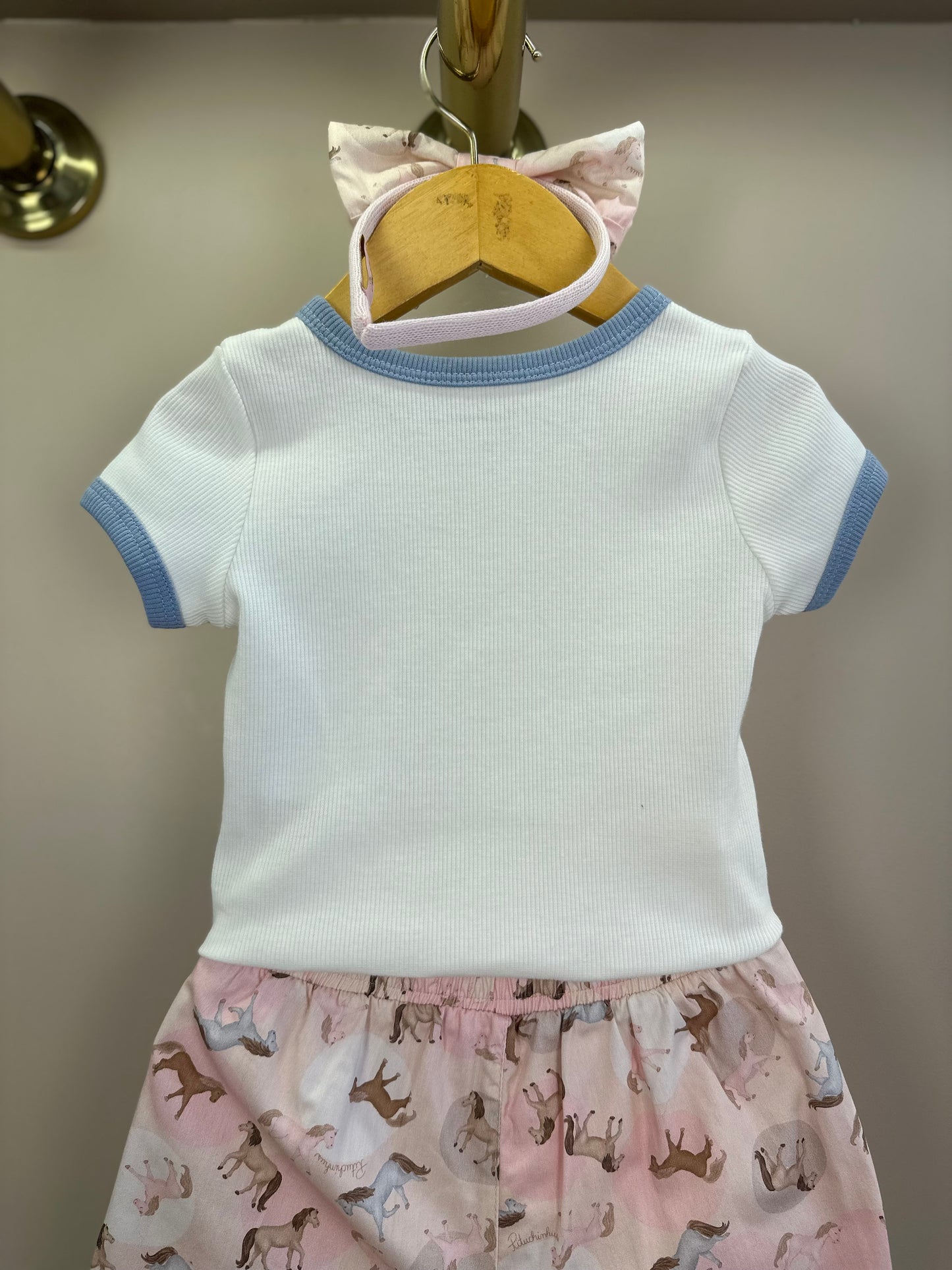 Conjunto Infantil Blusa Rib Good Luck Bordada e Shorts Rosa Estampa Cavalinhos - Pituchinhus
