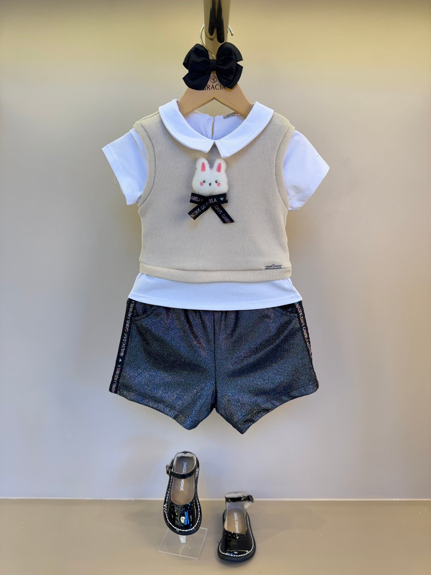 Conjunto Infantil Short  Preto Com Brilho E Pullover Tricot Com Falsa Camisa Bege- Gabriela Aquarela