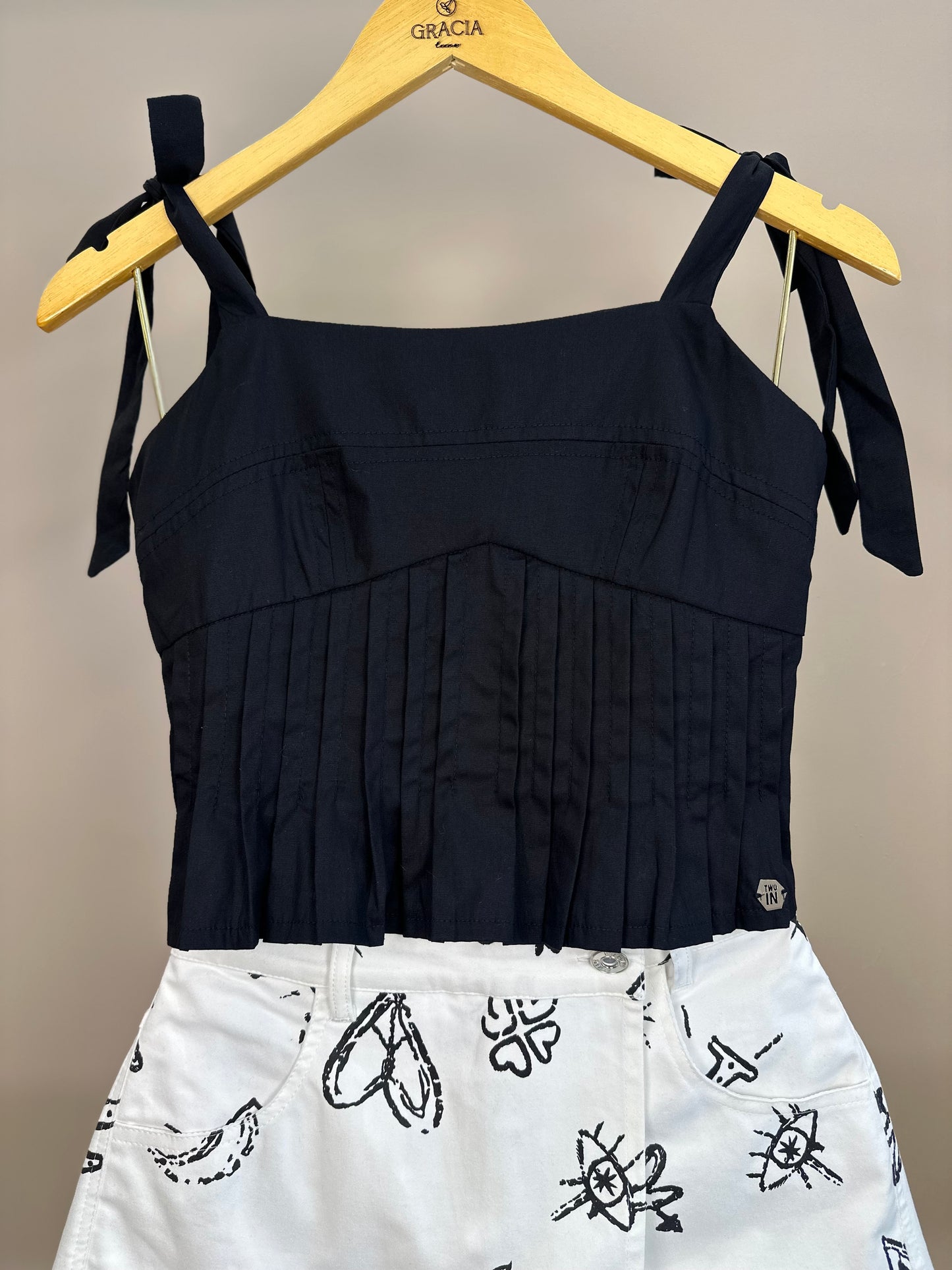 Conjunto Teen Blusa Pregas Laço Alça e Shorts-saia Sarja Star Off White - Two In