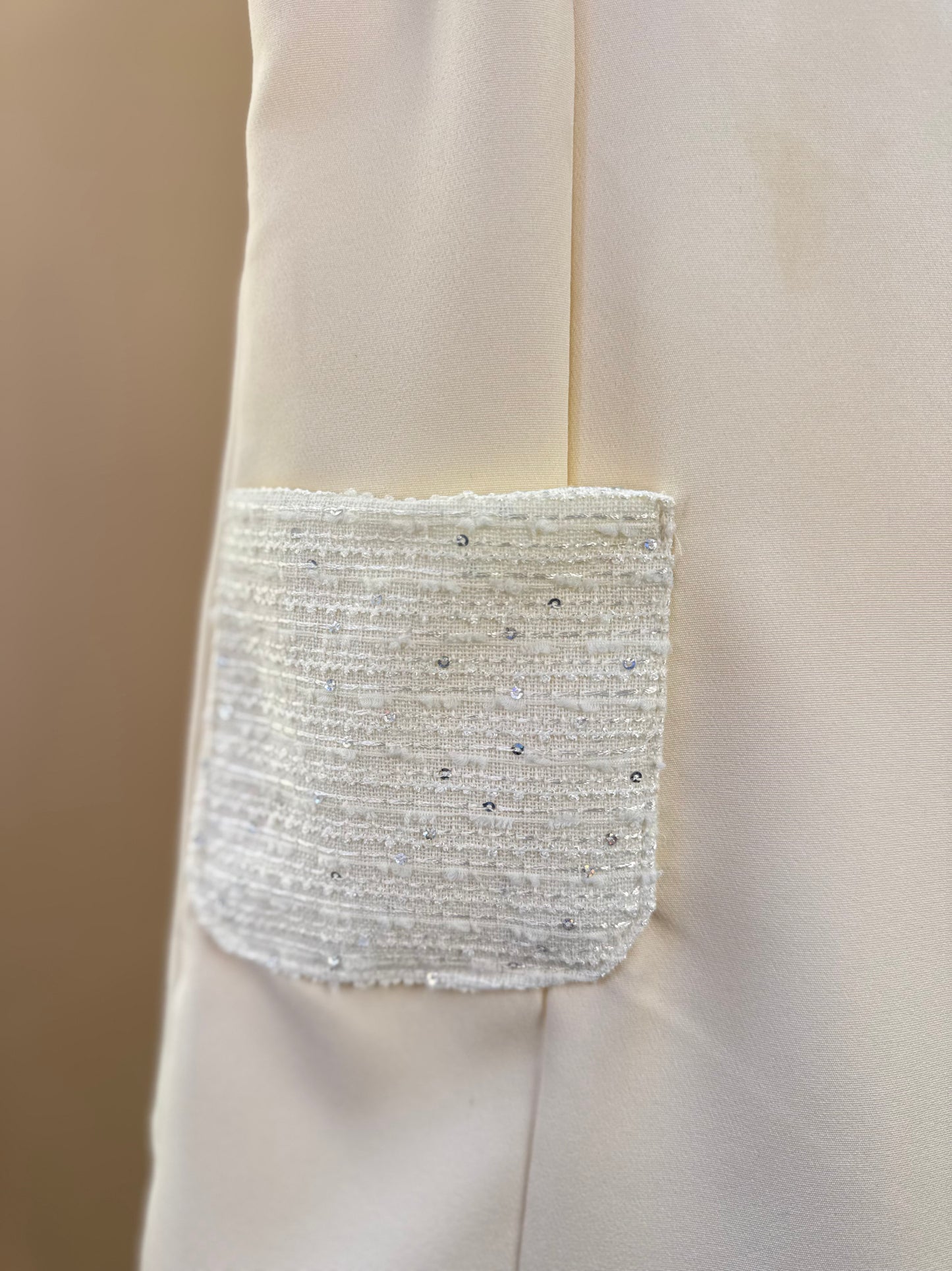 Vestido Infantil Trapézio Alfaiataria Bolsos Tweed Bege - Petit Cherie