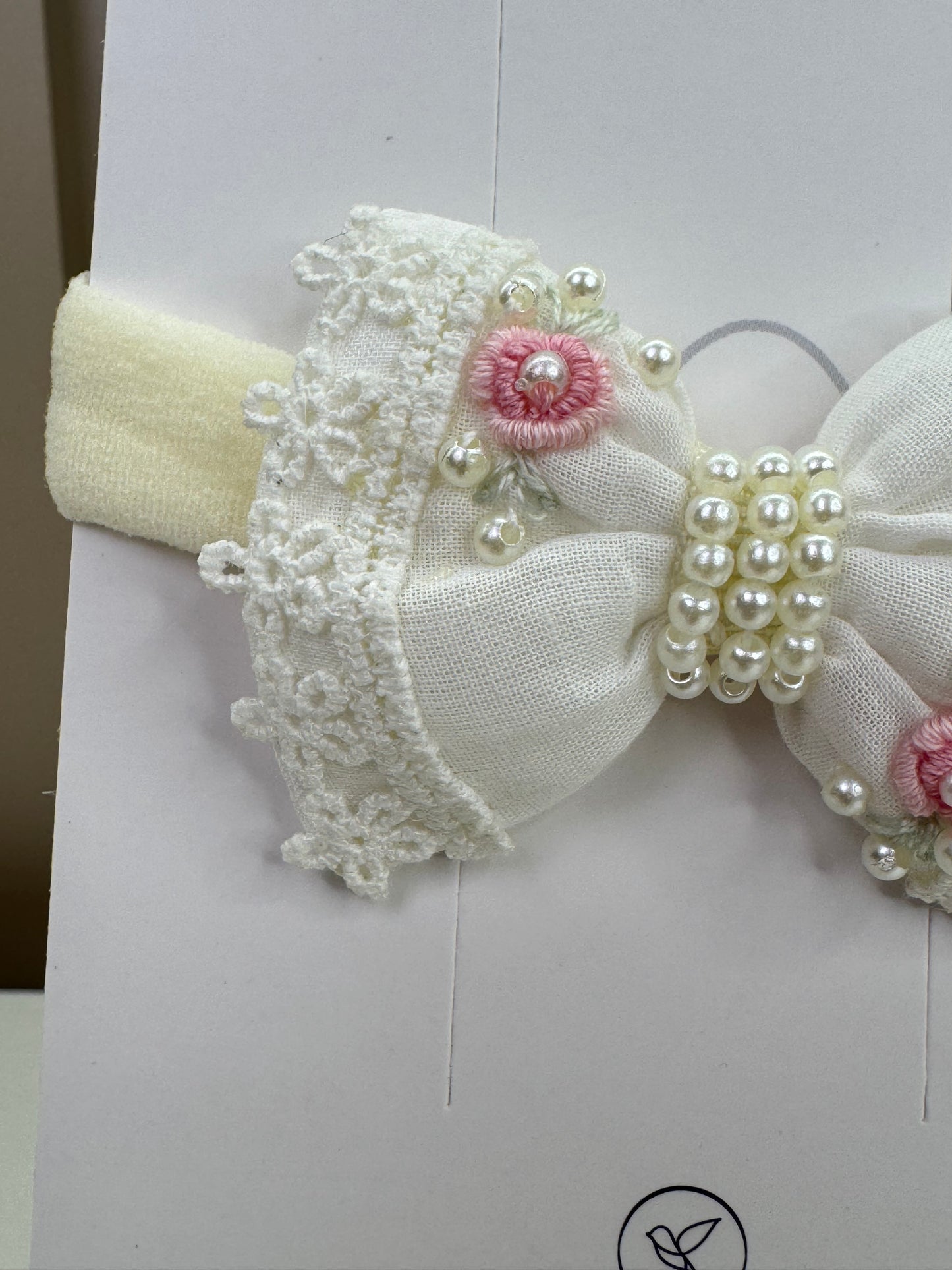 Faixinha Bebê  Laço Bordado Com Pérolas  Off White - Roana