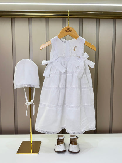 Mandrião Bebê Luxo Algodão Rendas, Bordados, Laços Laterais, Medalhinha e Touca - Roana