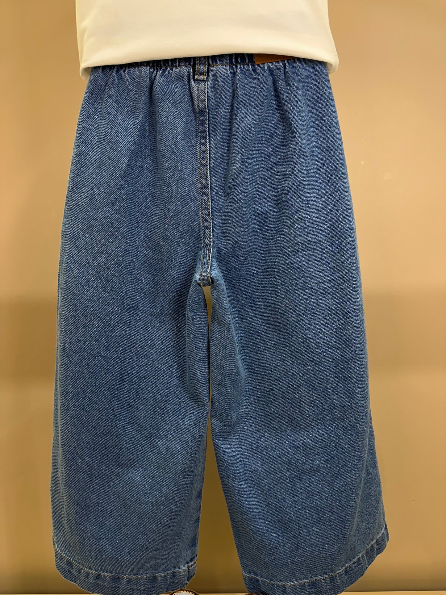 Conjunto Infantil Blusa Lenço Estampado Amarrado Na Gola e Calça Jeans Wide Leg Cós Alto Com Elástico - Momi