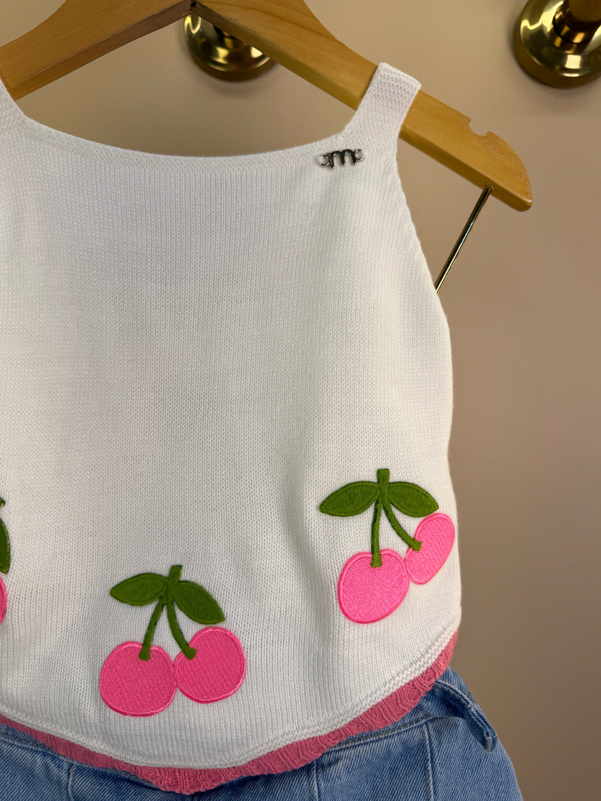 Conjunto Infantil Blusa Tricot Cerejas e Shorts Saia Jeans Com Pregas - Momi