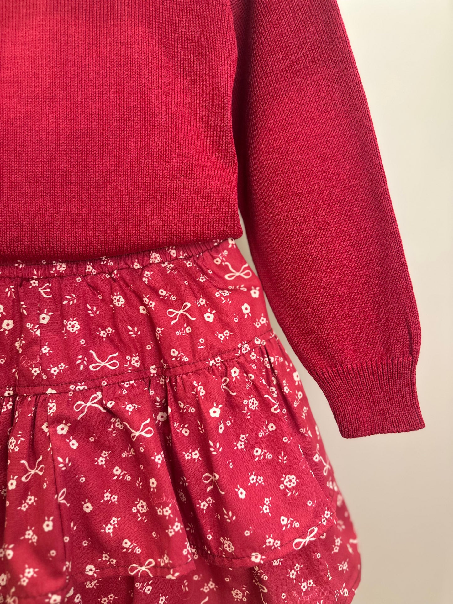 Conjunto Infantil Blusa Tricot Laço Bordado Pérolas E Cristais Bala de Cereja e Saia-shorts Mini Flores Babados e Laços