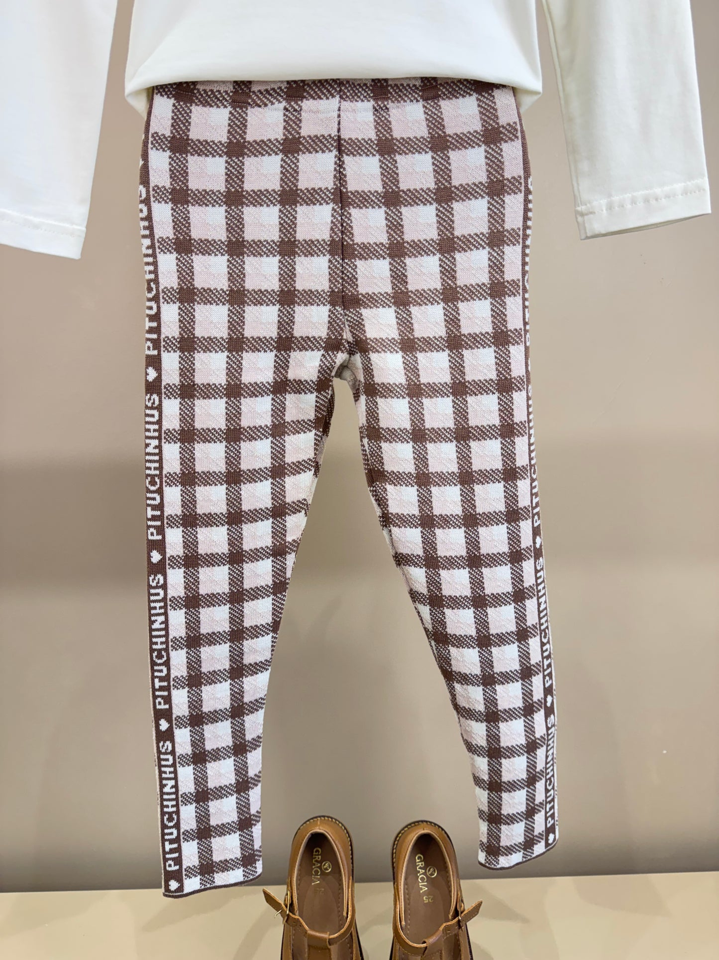 Conjunto Infantil Blusa Off White Estampa Laços E Legging Tricot Xadrez Marrom -  Pituchinhus