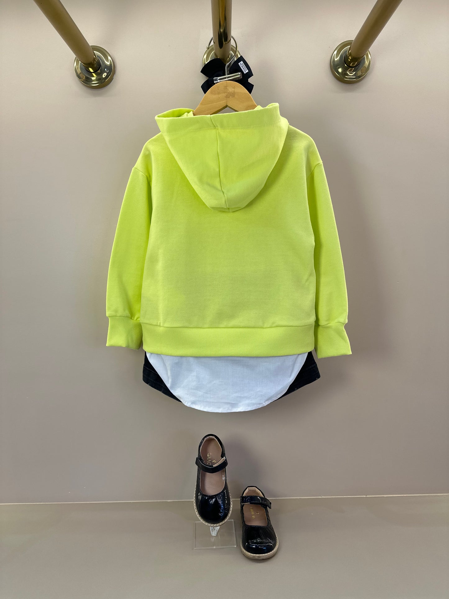 Conjunto Infantil Casaco Minnie Verde Melão e Shorts Jeans Preto  - Animê
