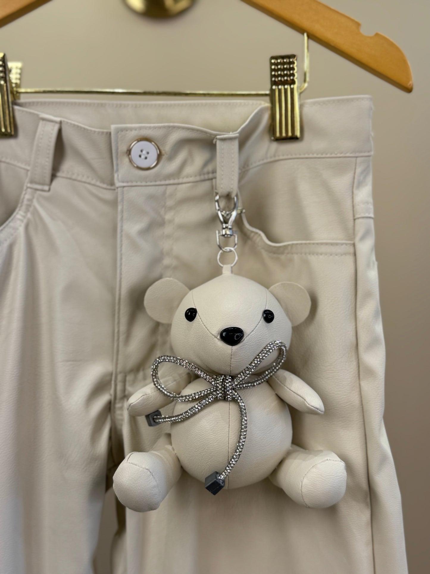 Calça Wide Leg Couro Fake Pingente de Urso  Bege - Luluzinha