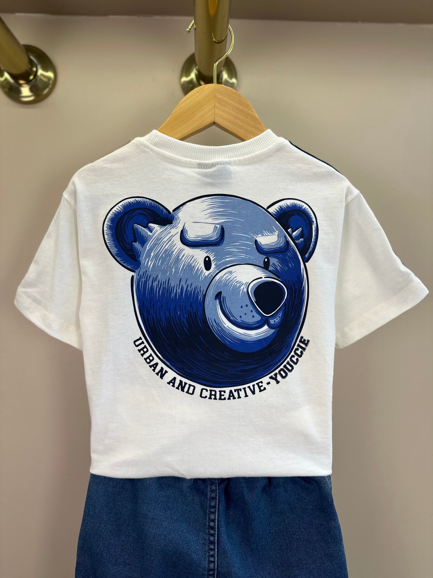 Conjunto Infantil Camiseta Branca Faixa Azul Urso Costas e Bermuda Jeans - Youccie