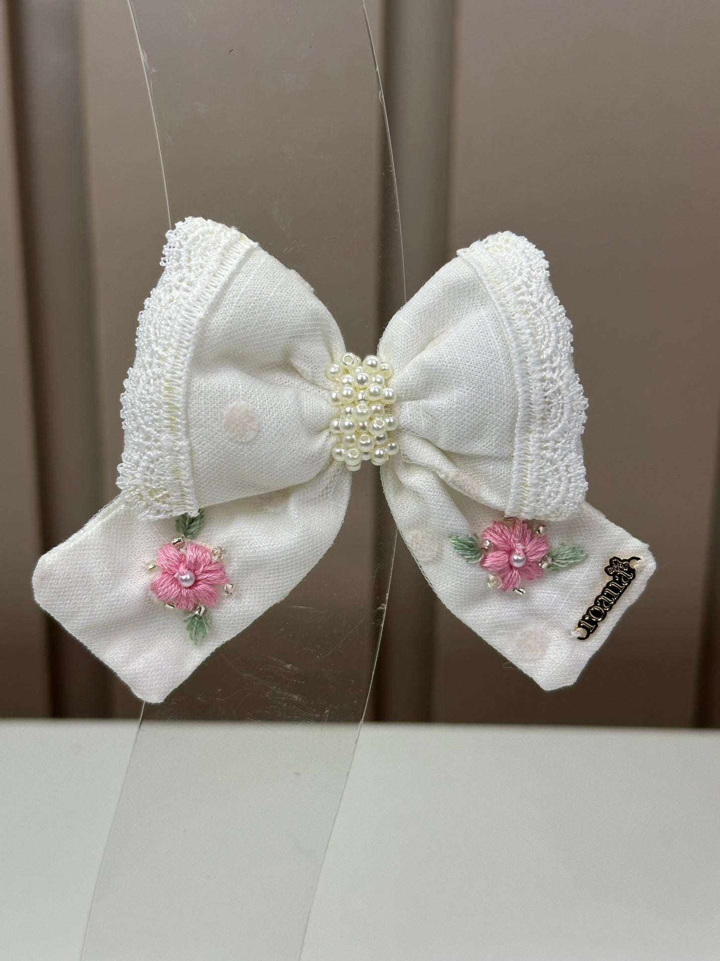 Laço Infantil Puffer Pontas Marfim Aplicação Rendas e Pérolas Flores Bordadas - Roana