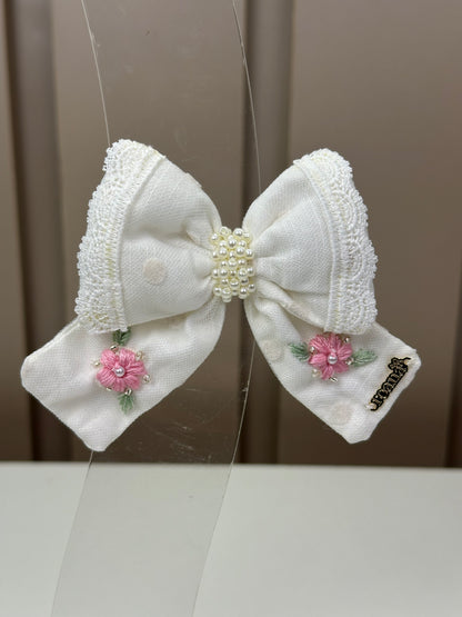 Laço Infantil Puffer Pontas Marfim Aplicação Rendas e Pérolas Flores Bordadas - Roana