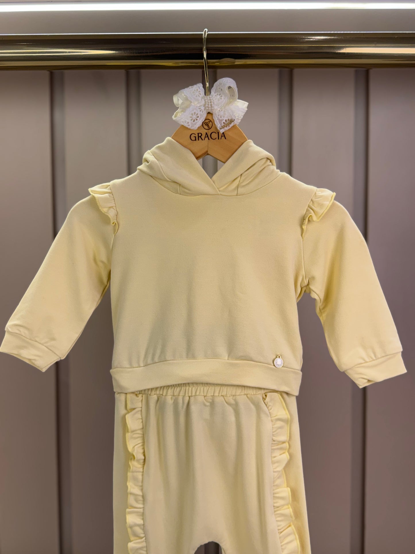 Conjunto Bebê Abrigo  Com Capuz E Calça  Com Babadinhos Amarelo - Um Mais Um