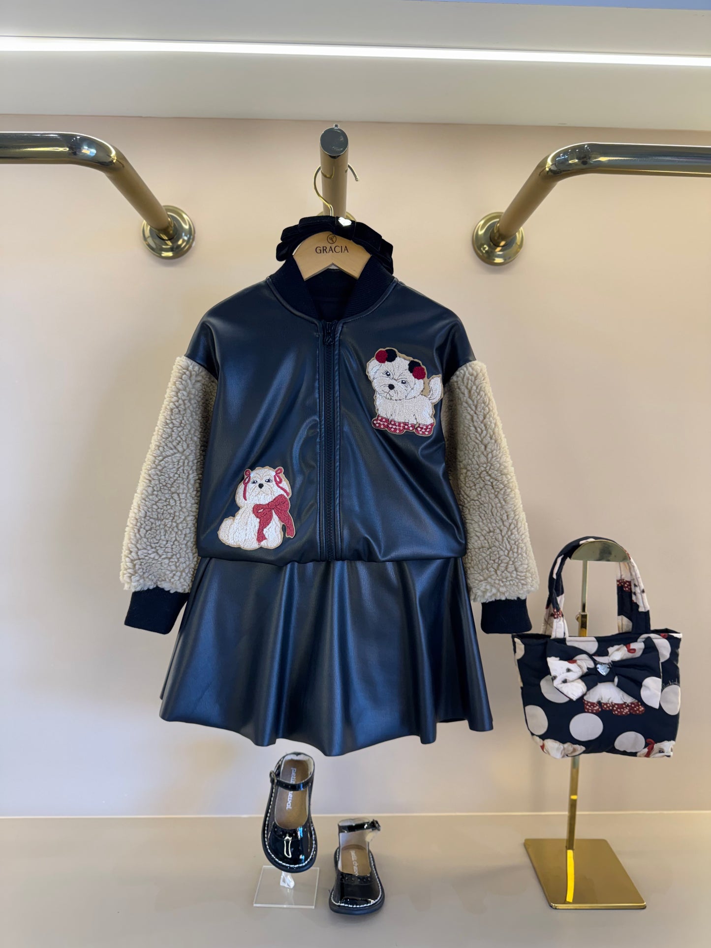 Conjunto Infantil Jaqueta Patches Couro Pele Carneirinho e Saia Evasê Couro Tech Preta - Pituchinhus