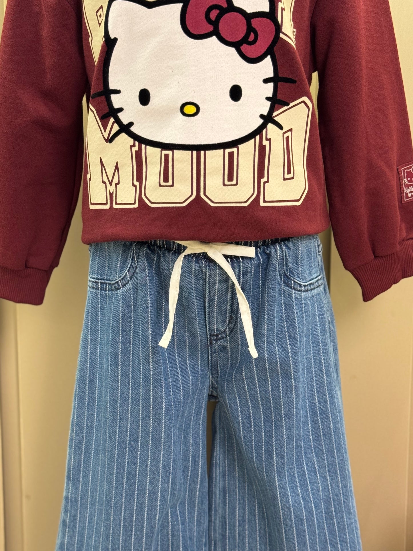 Conjunto Infantil Casaco  Over Hello Kitty Cranberry Juice e Calça Jeans Listrada Cós Duplo - Momi