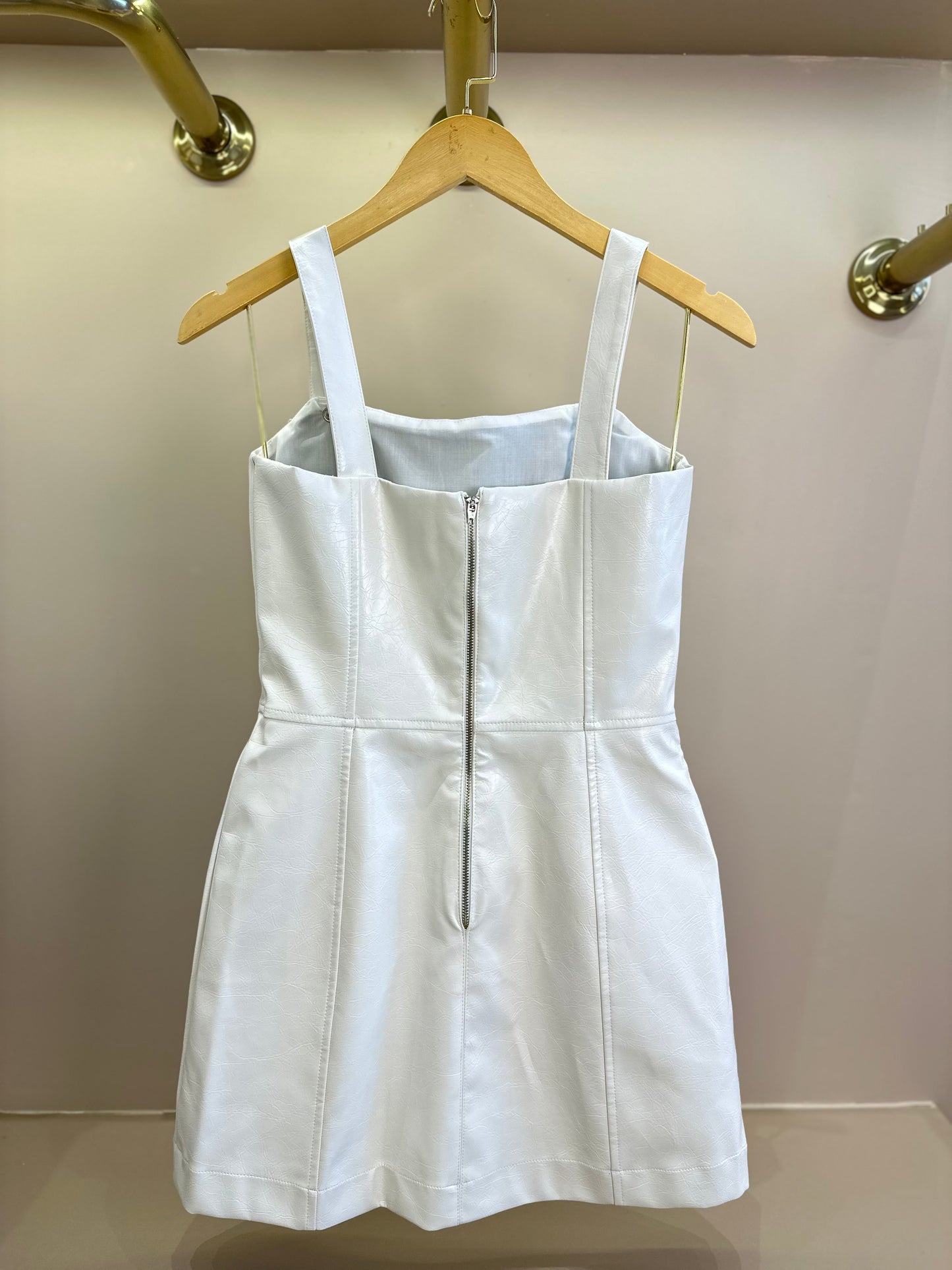 Vestido Teen Couro Tech Alça Botões Off White - Two In