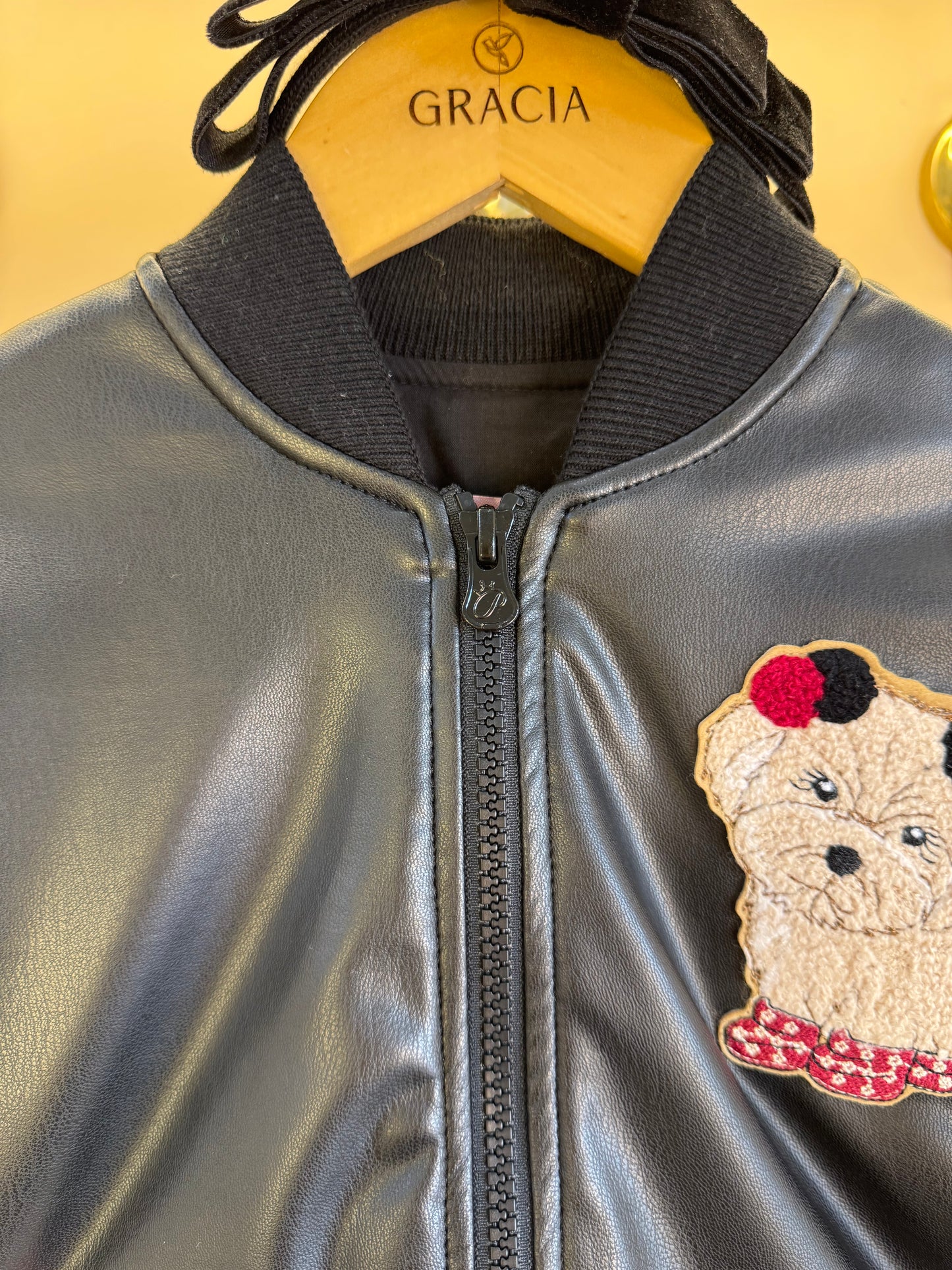 Conjunto Infantil Jaqueta Patches Couro Pele Carneirinho e Saia Evasê Couro Tech Preta - Pituchinhus