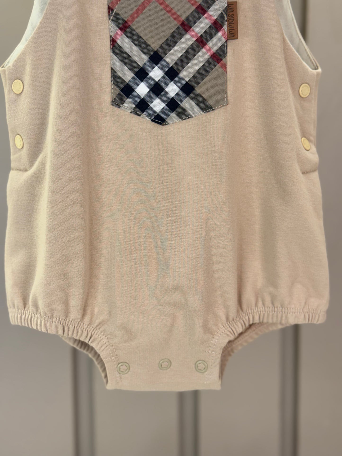 Romper Bebê Moletinho Fofinho Bolso Xadrez Bege - Um Mais Um