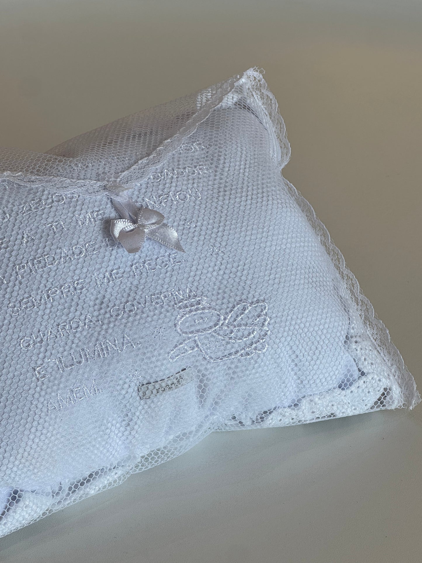 Almofada Bebê Oração Santo Anjo Rendada Bordado Branco - Roana