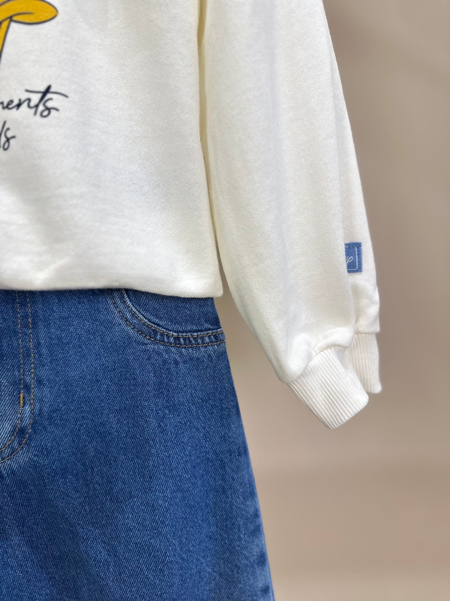 Conjunto Infantil Feminino Casaco Daisy Laço Off White com Calça Jeans Reta Laços Jeans Casual - Momi