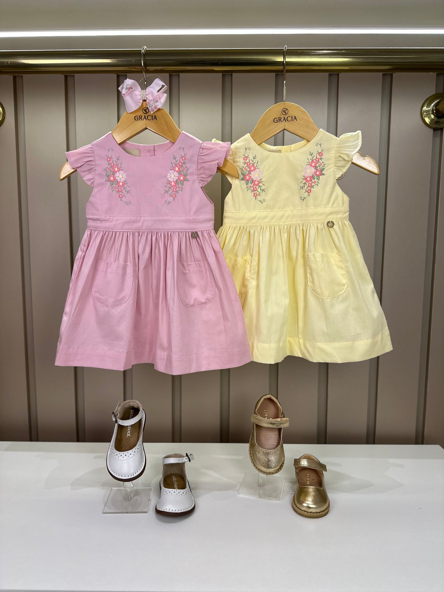 Vestido Bebê Algodão Rodado Bolsos e Bordado Floral Rosa Claro - Um Mais Um