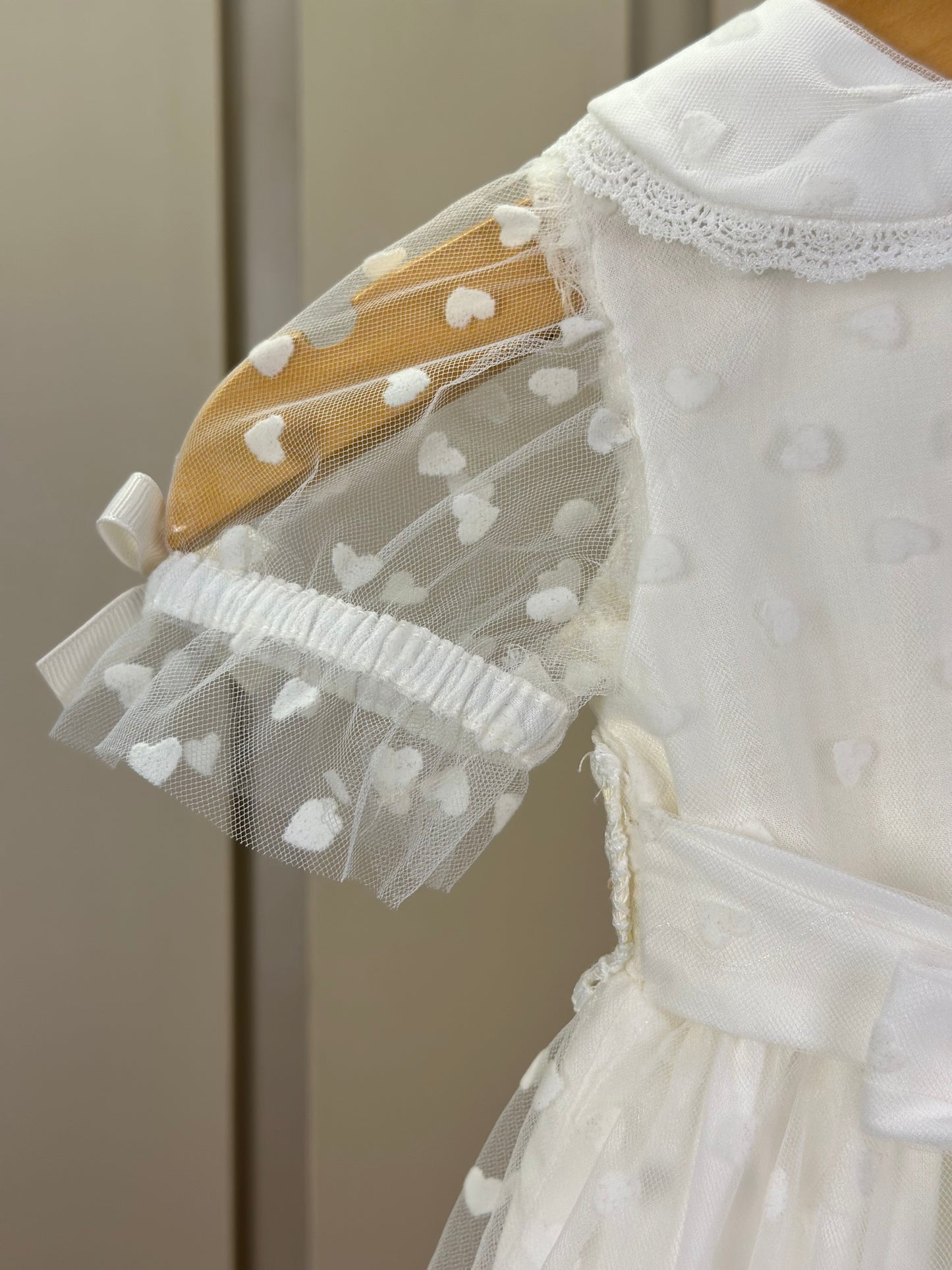 Vestido Infantil Super Luxo Tule Poás Marfim Gola, Busto e Mangas Rendadas e Bordados - Roana
