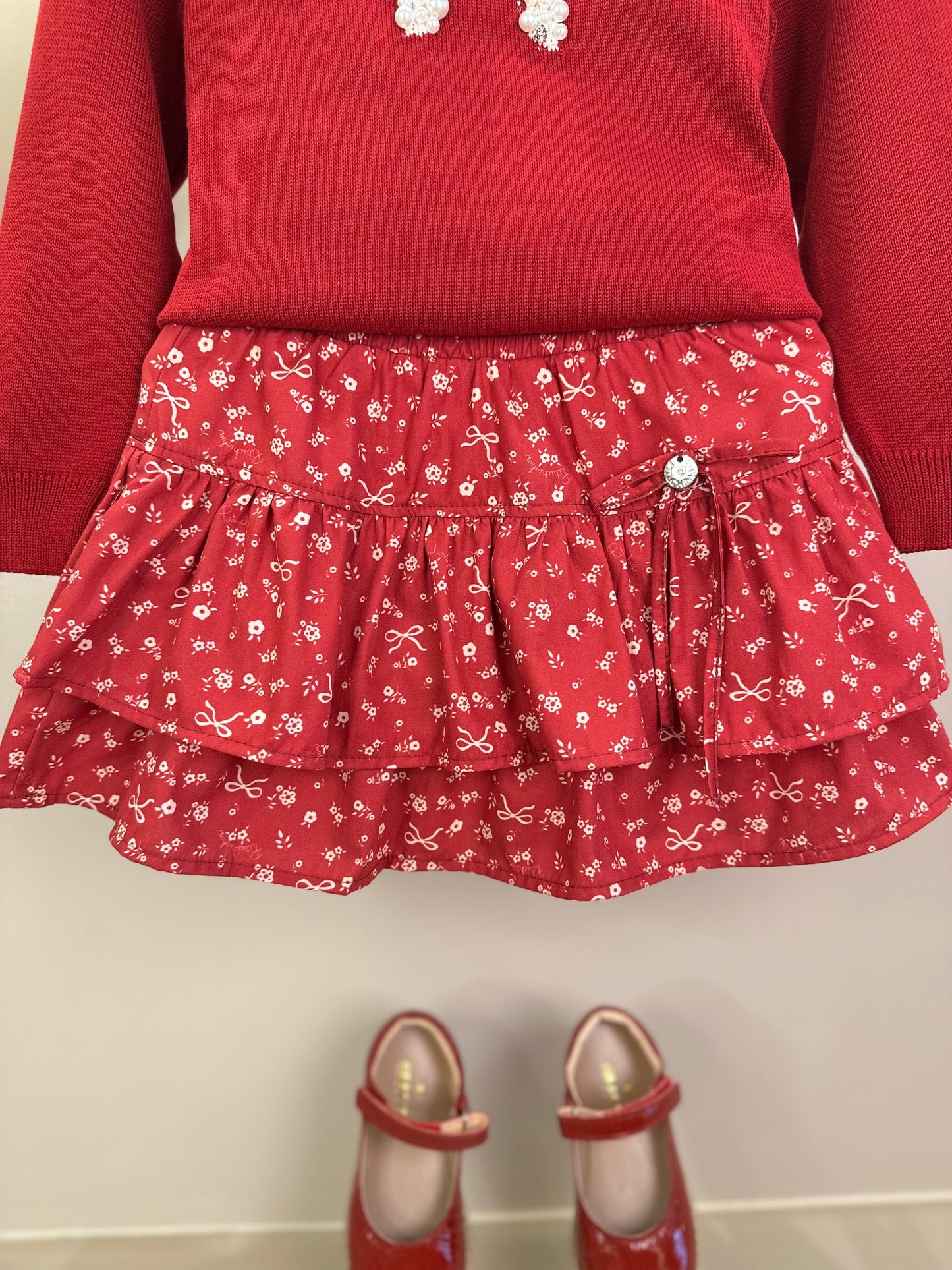 Conjunto Infantil Blusa Tricot Laço Bordado Pérolas E Cristais Bala de Cereja e Saia-shorts Mini Flores Babados e Laços