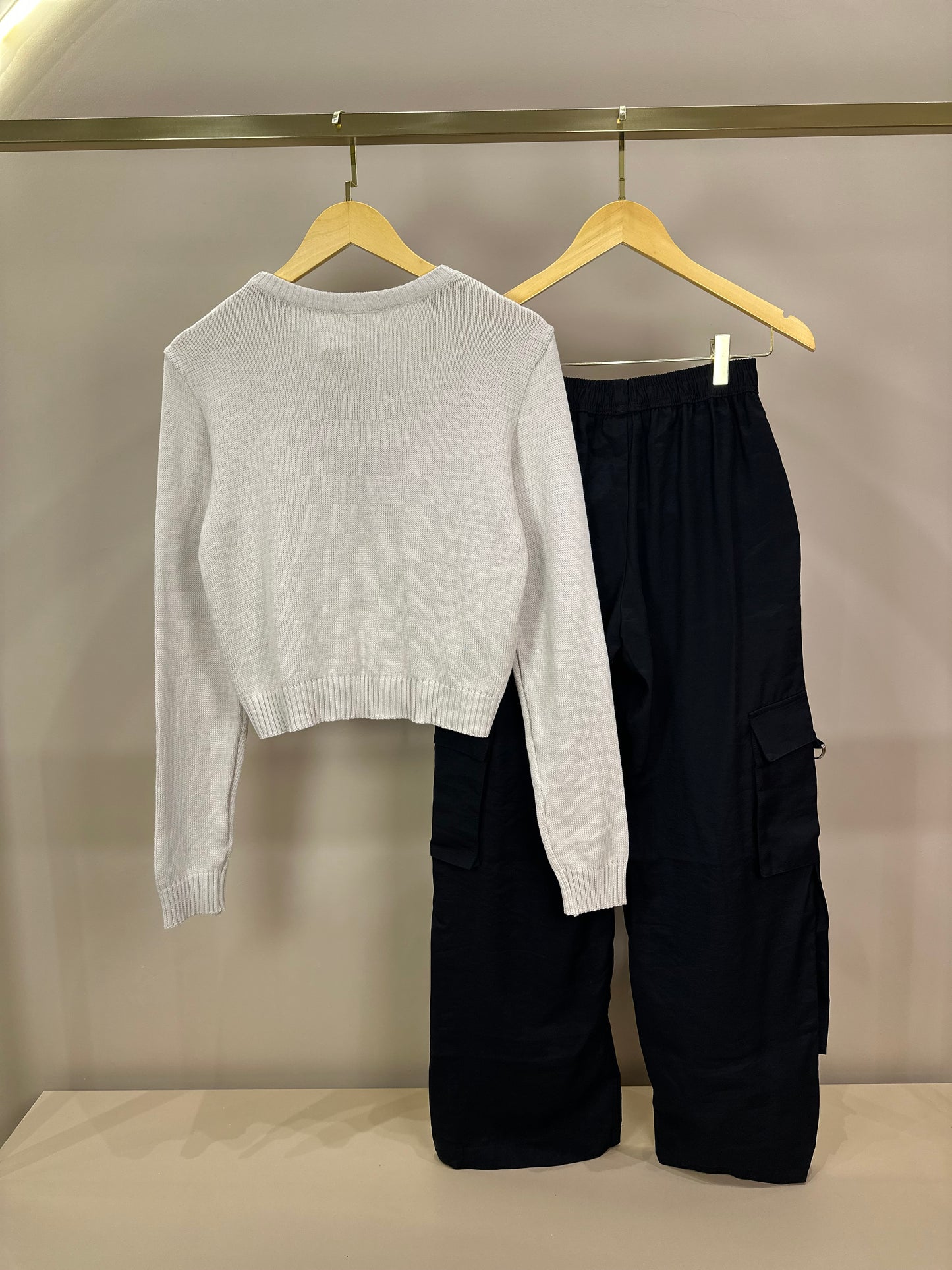 Conjunto Teen Suéter Tricot Dog Tennista Bege e Calça Cargo Wide Leg Preta - Two In