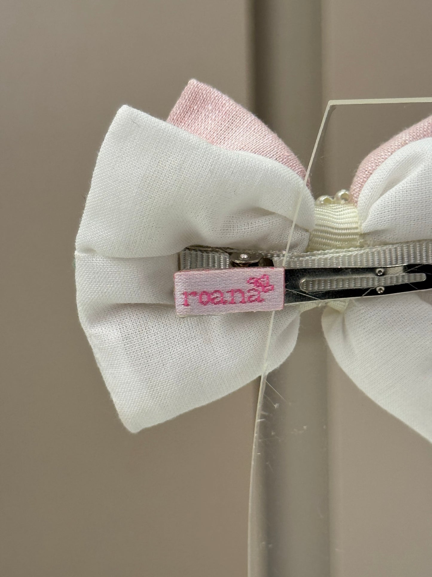 Laço Infantil Puffer Duplo Branco e Rosa Bordado Miolo Pérolas - Roana