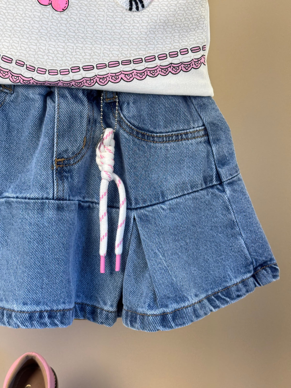 Conjunto Infantil Blusa Hello Kitty Bordado e Saia Jeans Pregas Com Pingente - Momi