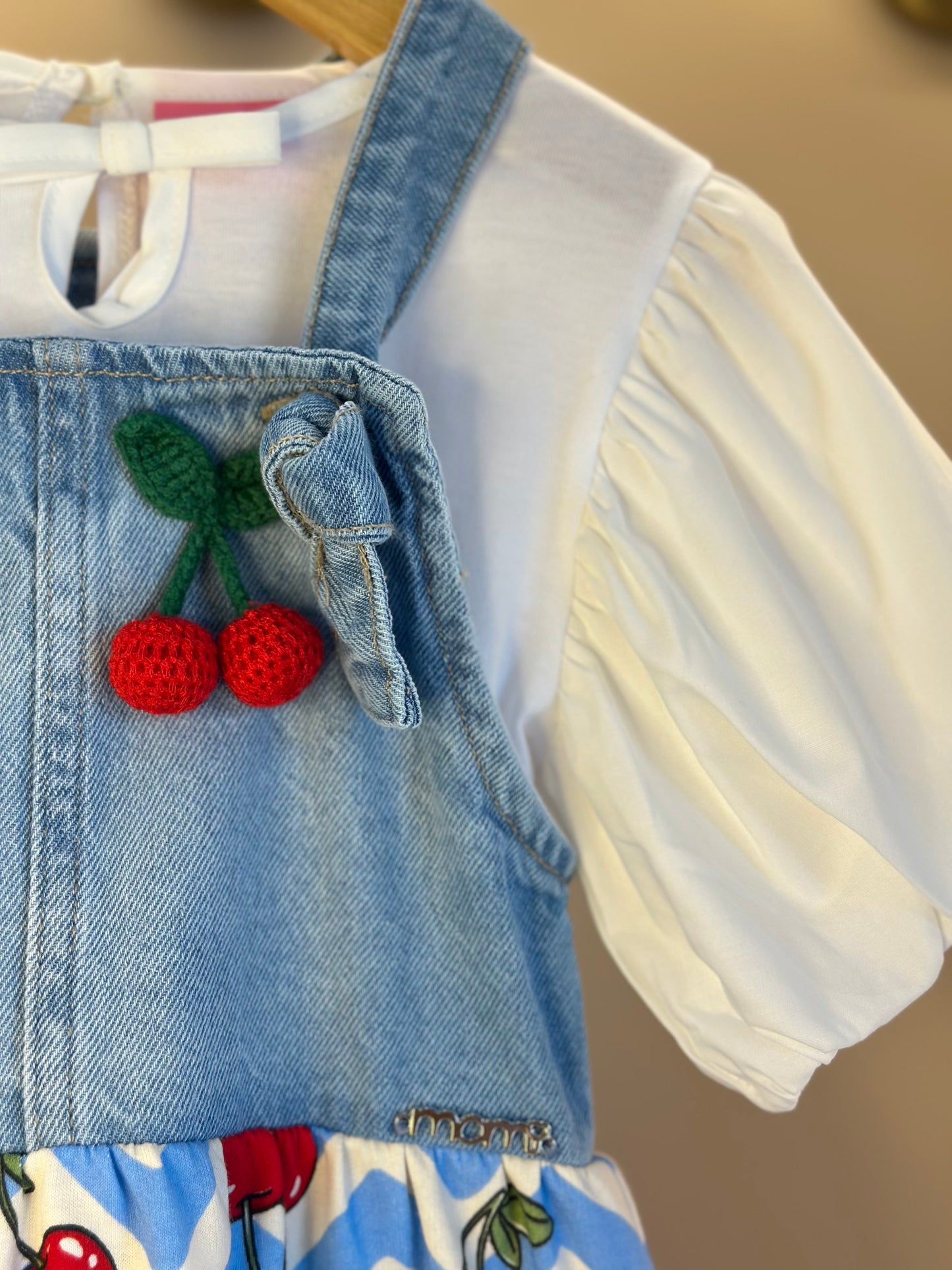 Conjunto Infantil Blusa Mangas Balonê e Salopete Cerejinha Jeans - Momi