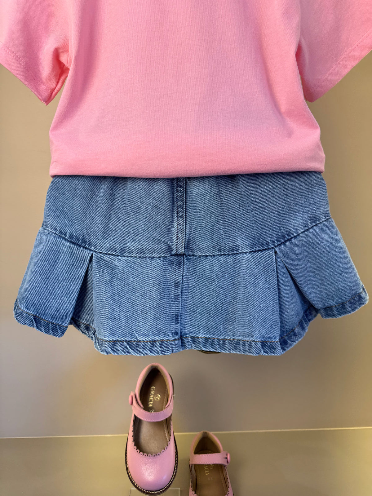 Conjunto Infantil Blusa Chaveiro Com Strass e Saia Jeans Pregas Com Pingente - Momi