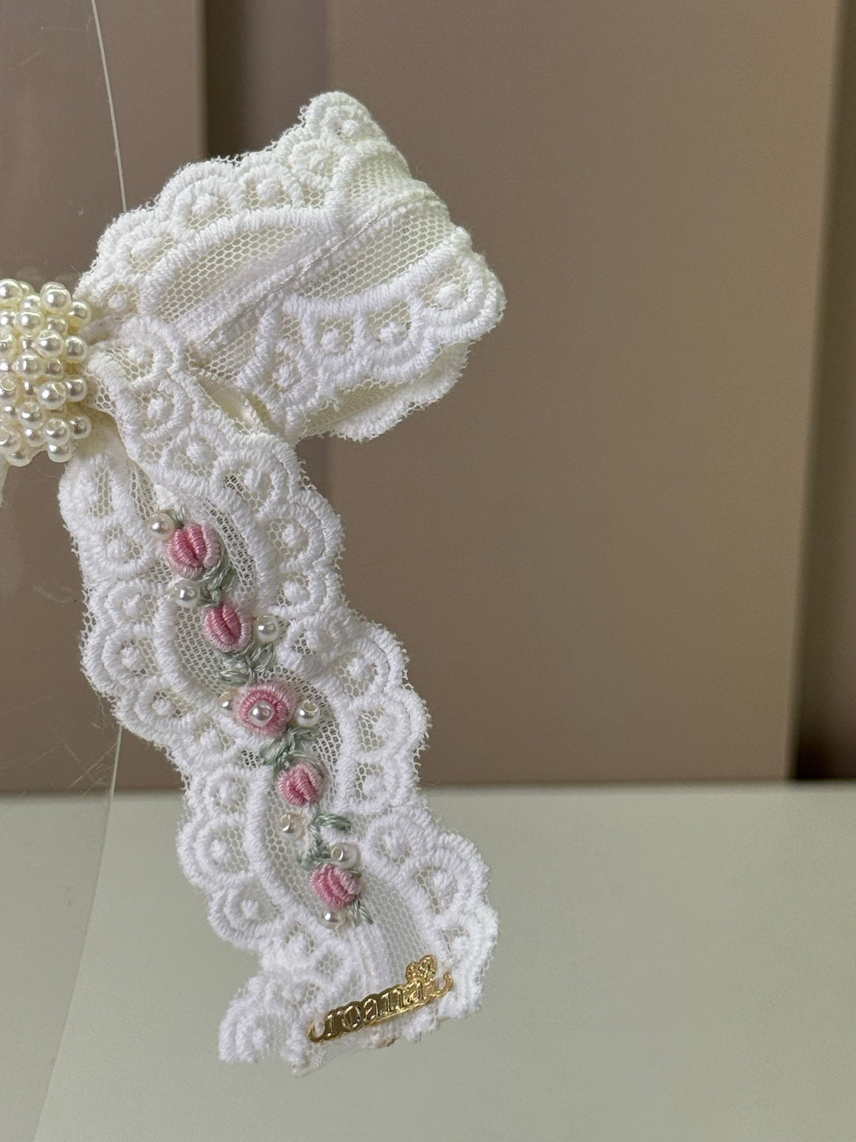 Laço Infantil Renda Flores Bordadas Miolo Pérolas - Roana