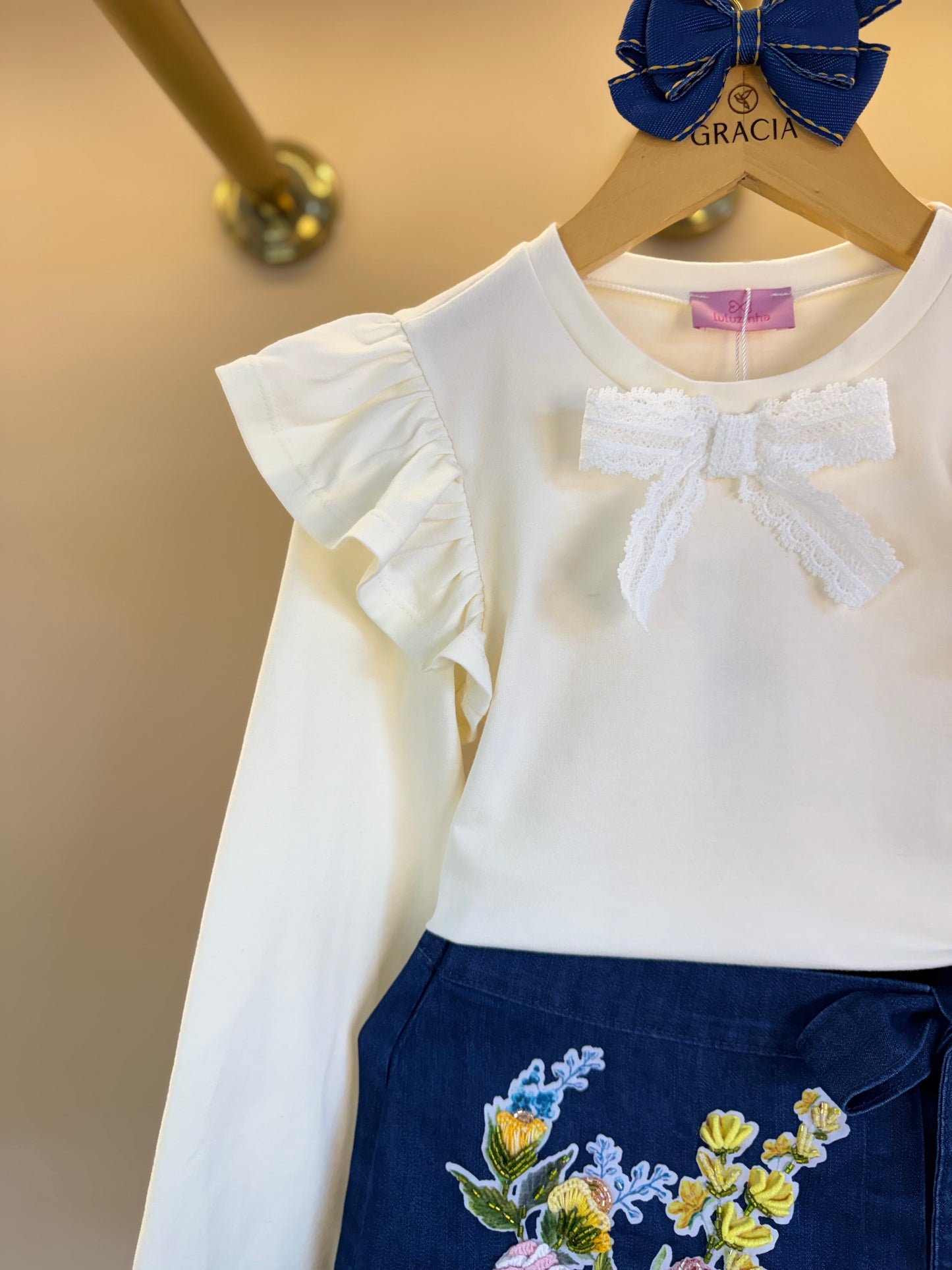 Conjunto Infantil Trio Blusa Gola Laise Removível, Camisa Jeans Leve ML Gola Bordada e Shorts-Saia Jeans Bordada Flores - Luluzinha