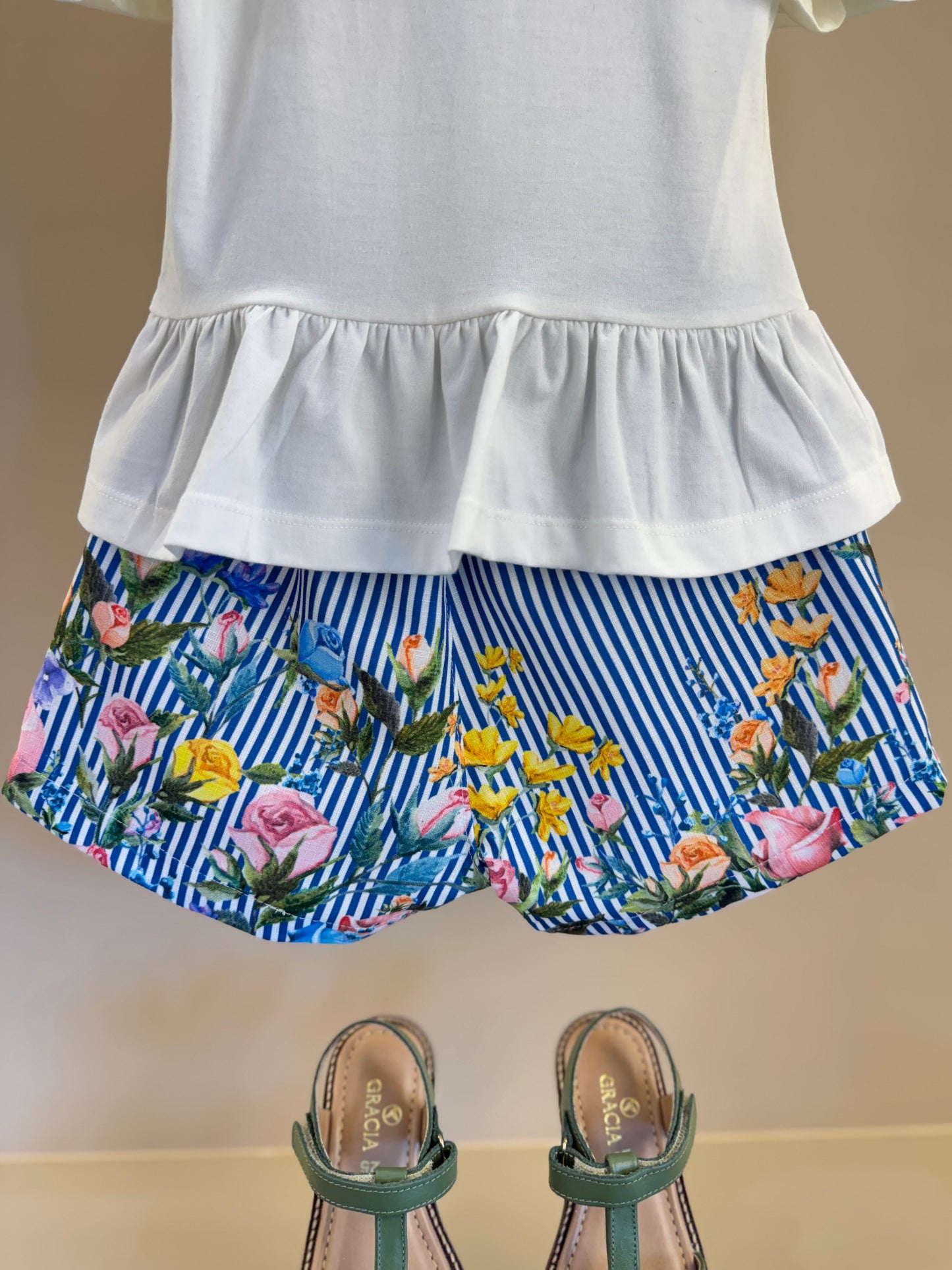 Conjunto Infantil Blusa Off White Flores Bordadas e Short Listrado Flores - Luluzinha