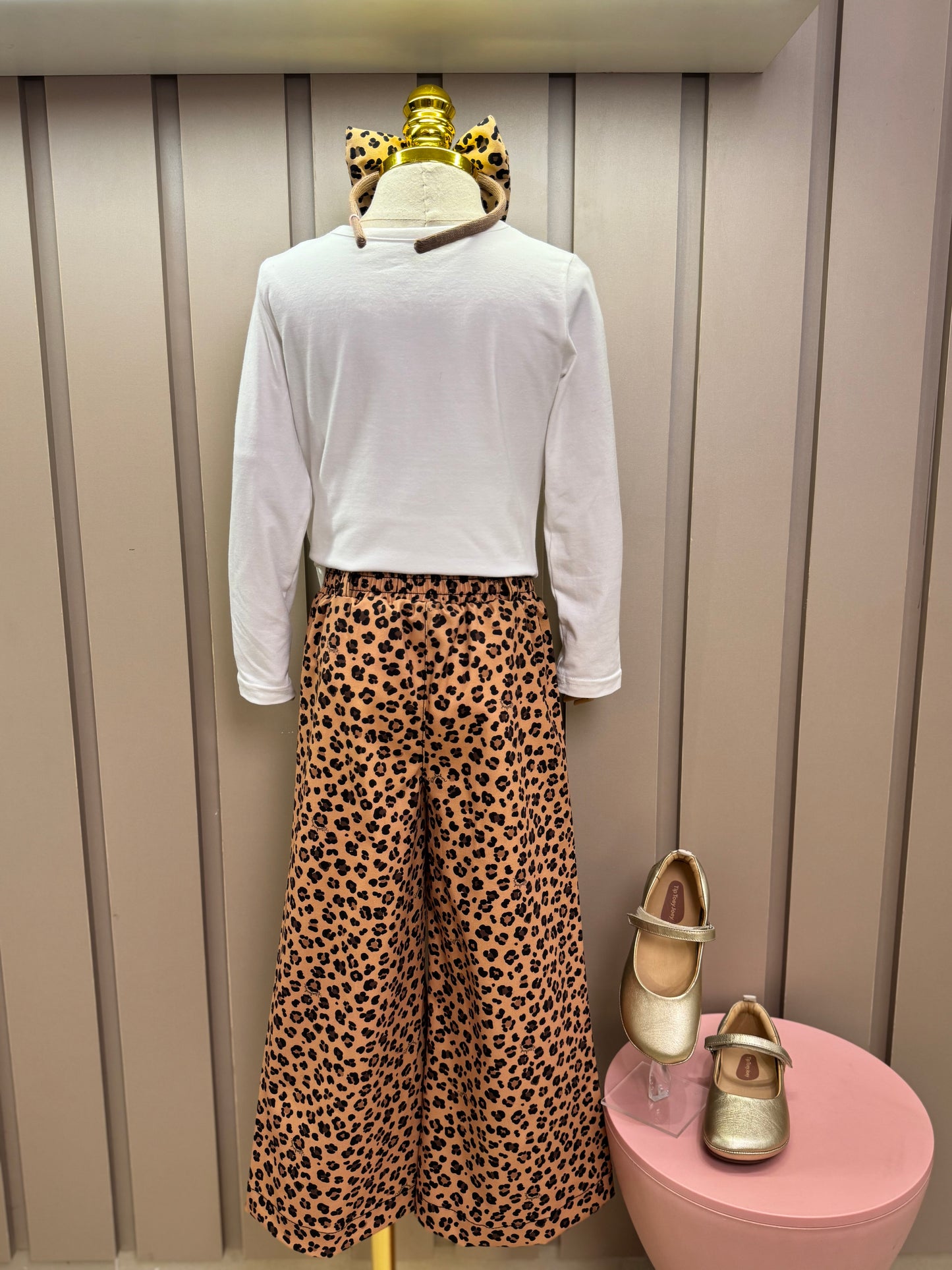 Conjunto Infantil Blusa  Ursinha Moldura Cristais e Calça  Sarja Reta Bolsos Oncinha - Pituchinhus