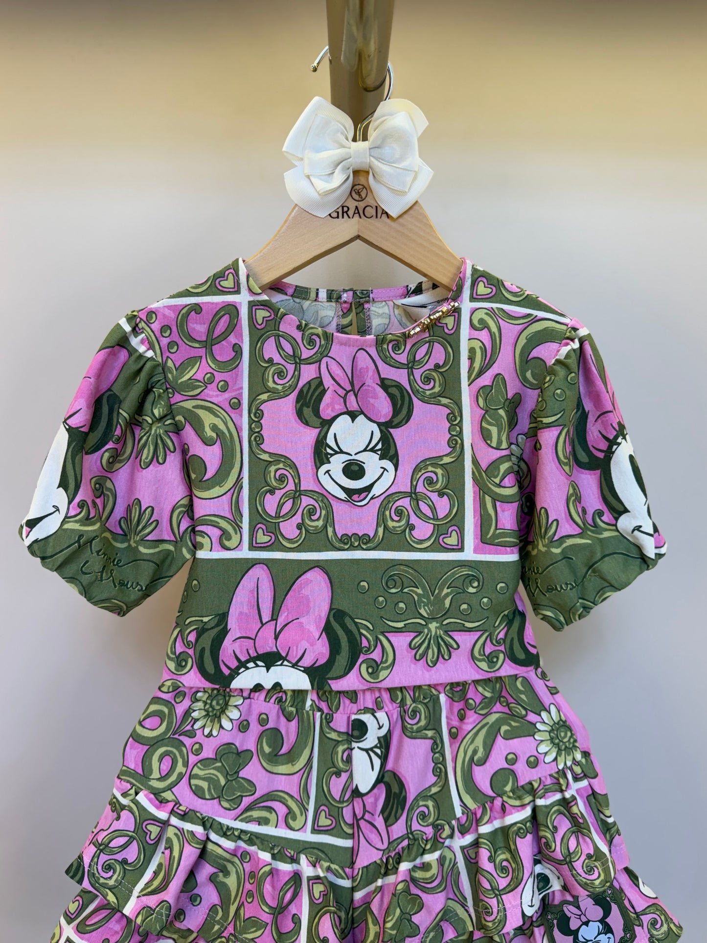 Conjunto Infantil Blusa e Shorts Maxi Minnie Barrado Rosa e Verde Forest - Animê PRÉ-VENDA