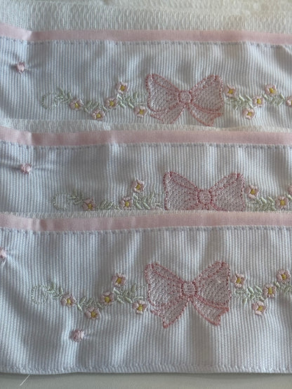Kit 3 Fraldinhas Boca Bebê Luxo Bordadas Lacinhos Rosa - Roana