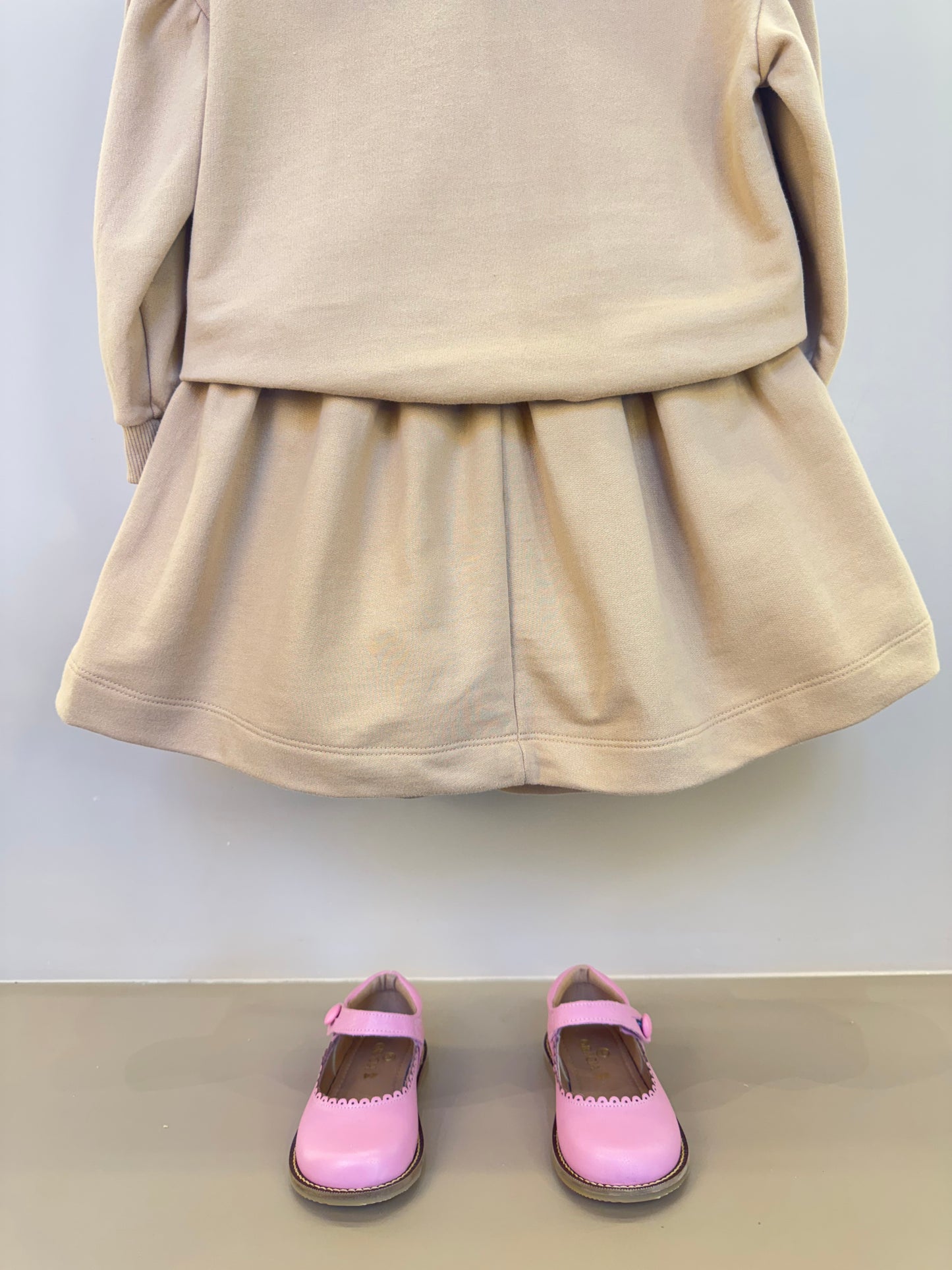 Conjunto Infantil Blusa de Moletom Com Lenço Patch e Saia Moletom Bege - Animê