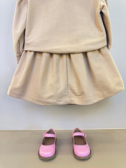 Conjunto Infantil Blusa de Moletom Com Lenço Patch e Saia Moletom Bege - Animê