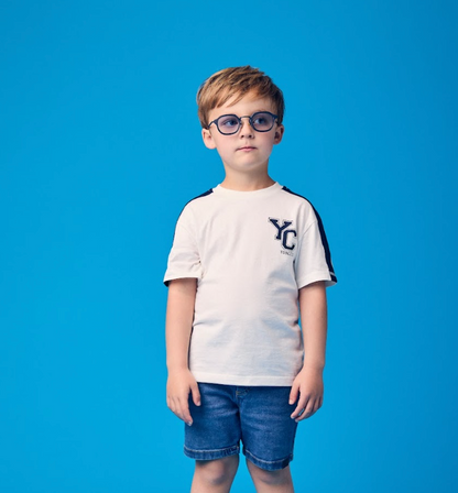 Conjunto Infantil Camiseta Branca Faixa Azul Urso Costas e Bermuda Jeans - Youccie