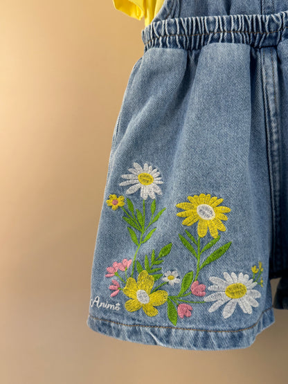 Conjunto Infantil Blusa Mangas Curtas Pingente Amarelo e Jardineira Jeans Bordado Floral - Animê