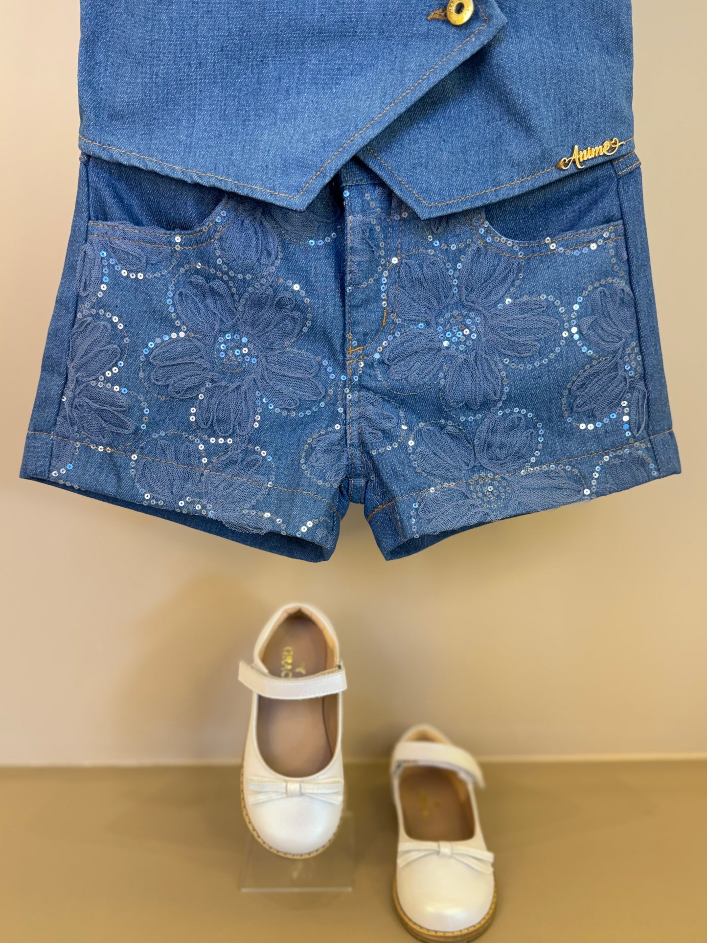 Conjunto Infantil Colete e Shorts Jeans Bordada Tule Flores - Animê
