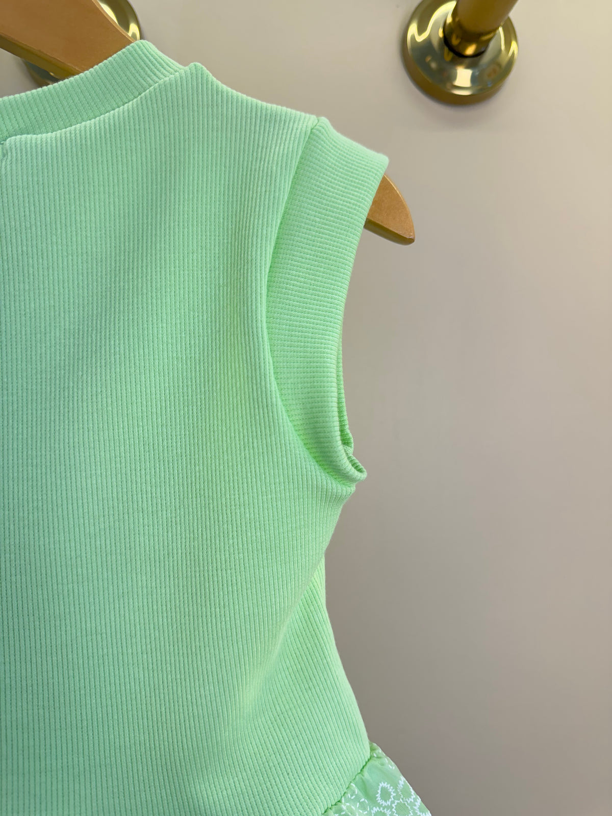 Conjunto Infantil Verde Blusa Com Babado Peplum e Shorts Com Bordado Inglês - Petit Cherie