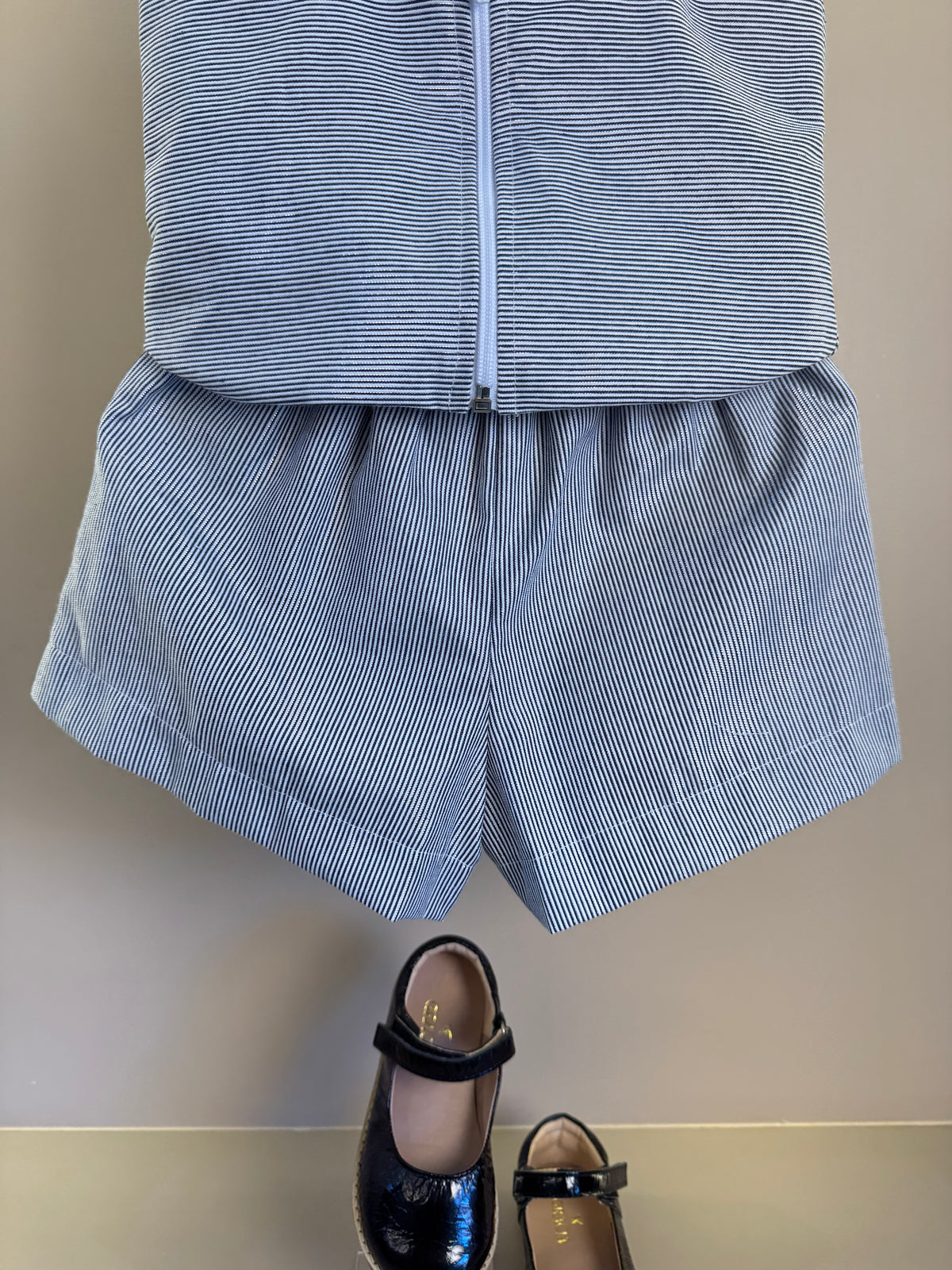Conjunto Infantil Azul Marinho Listrado Blusa Com Laços Nos Ombros e Shorts Saia - Petit Cherie