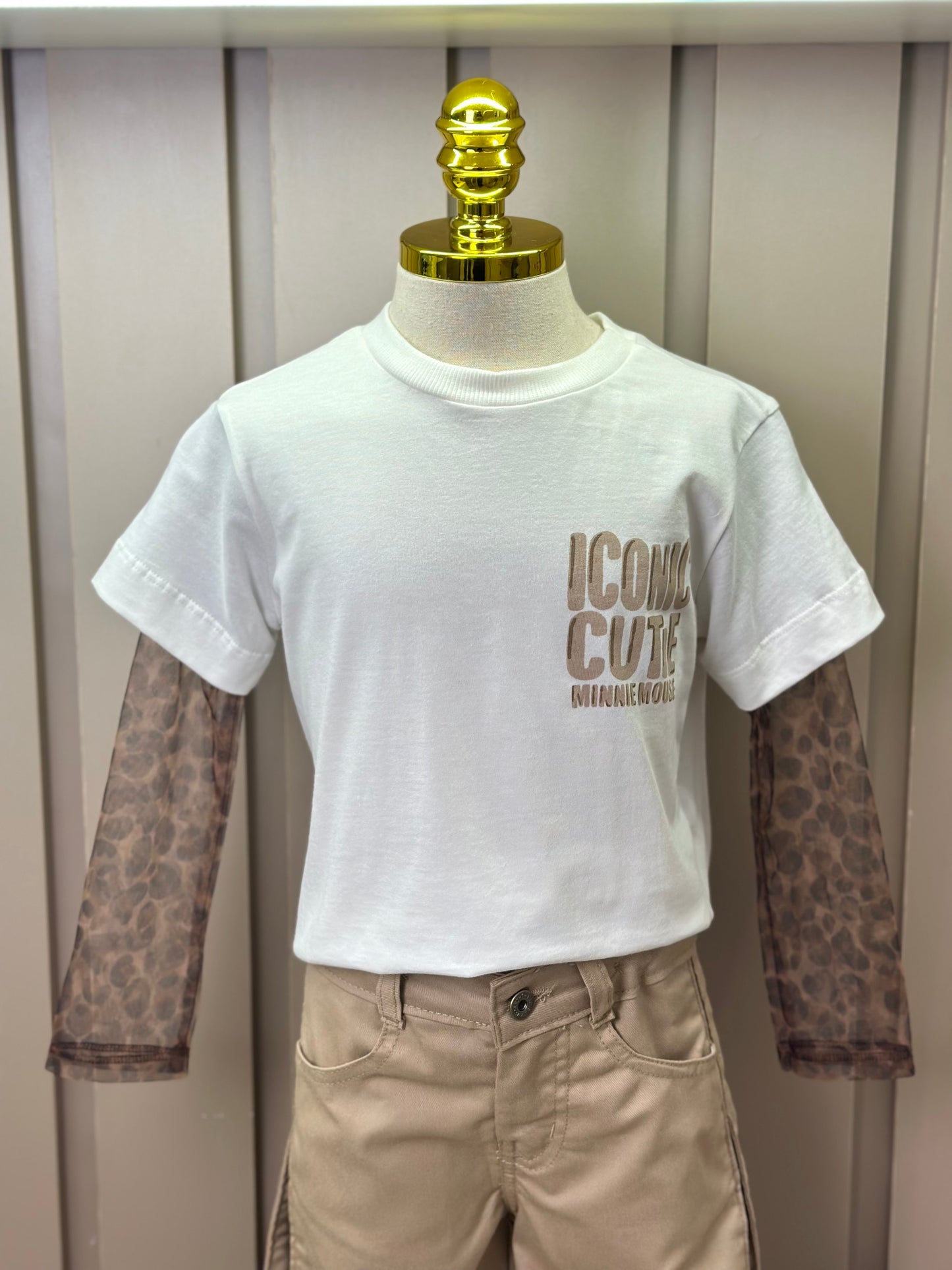 Conjunto Infantil Blusa Minnie Mangas Tule Animal Print  e Calça Sarja Pregas Bege - Animê