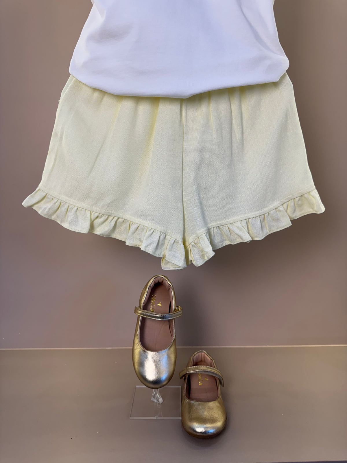 Conjunto Infantil Blusa Strass Estampa Florais Mangas Babadinho e Shorts Amarelo - Petit Cherie