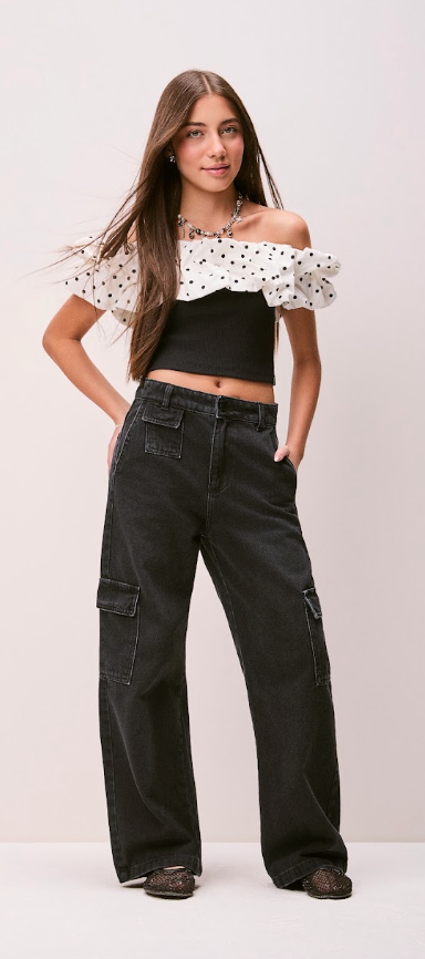 Conjunto Teen Blusa Cropped Ombro a Ombro com Babado Poá e Calça Jeans Cargo Preta – Authoria