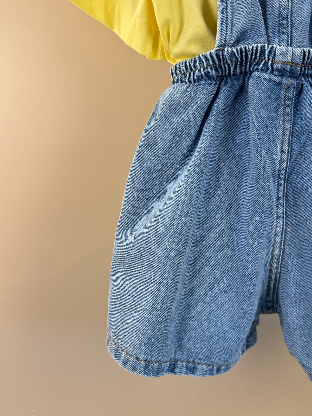 Conjunto Infantil Blusa Mangas Curtas Pingente Amarelo e Jardineira Jeans Bordado Floral - Animê