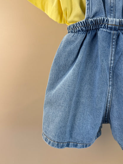 Conjunto Infantil Blusa Mangas Curtas Pingente Amarelo e Jardineira Jeans Bordado Floral - Animê