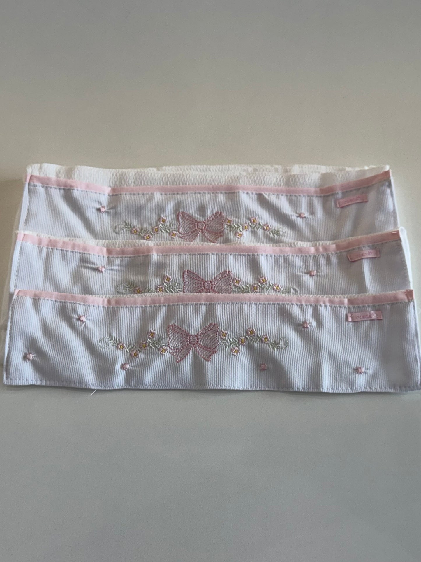 Kit 3 Fraldinhas Boca Bebê Luxo Bordadas Lacinhos Rosa - Roana